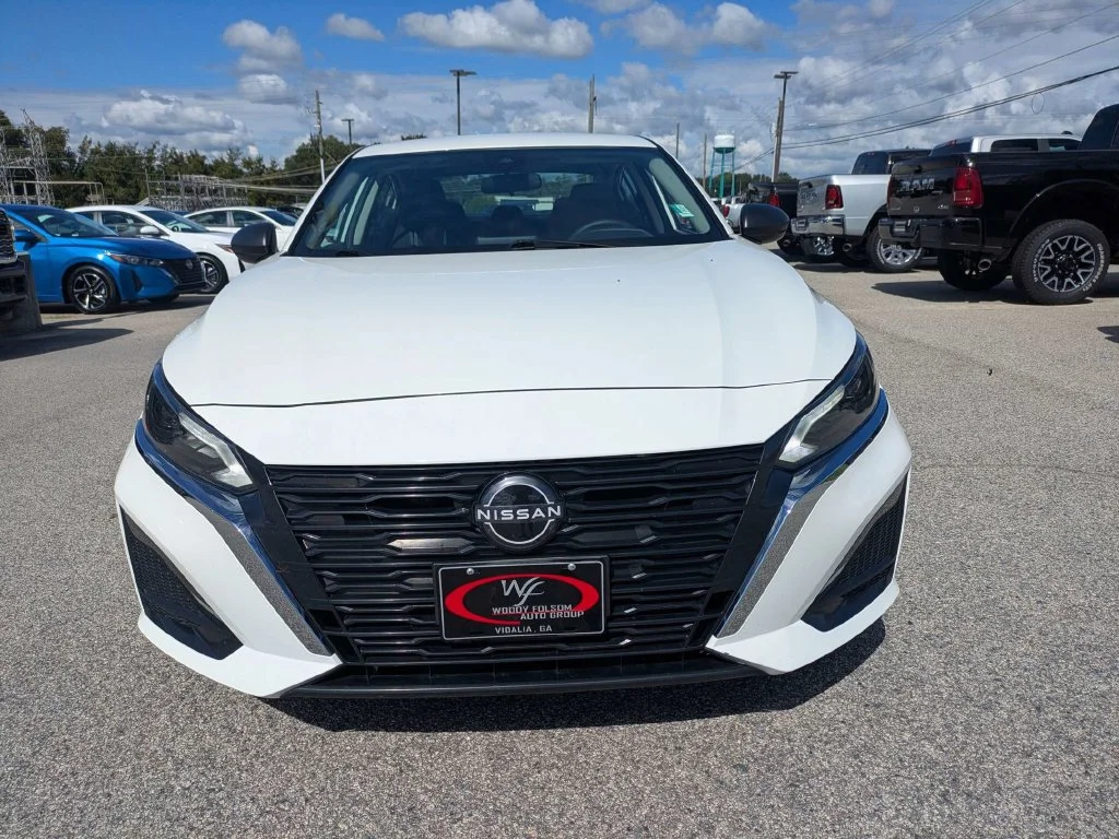 Used 2025 White Nissan 2.5 SV image 9