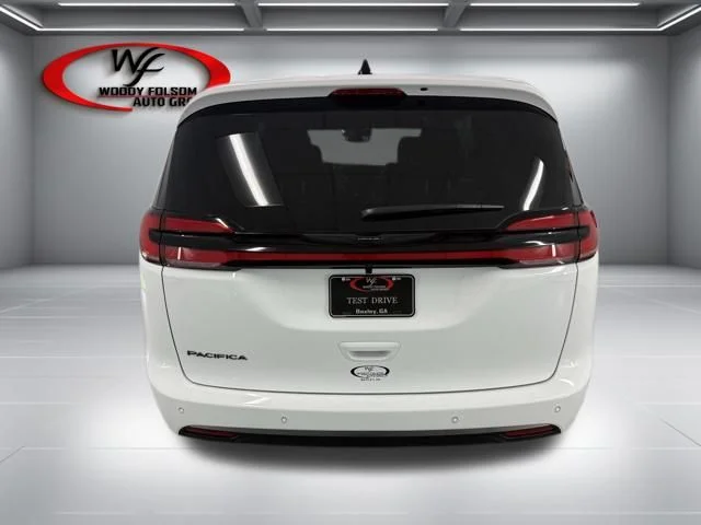 New 2026 Bright White Clear-Coat Exterior Paint Chrysler Select image 7