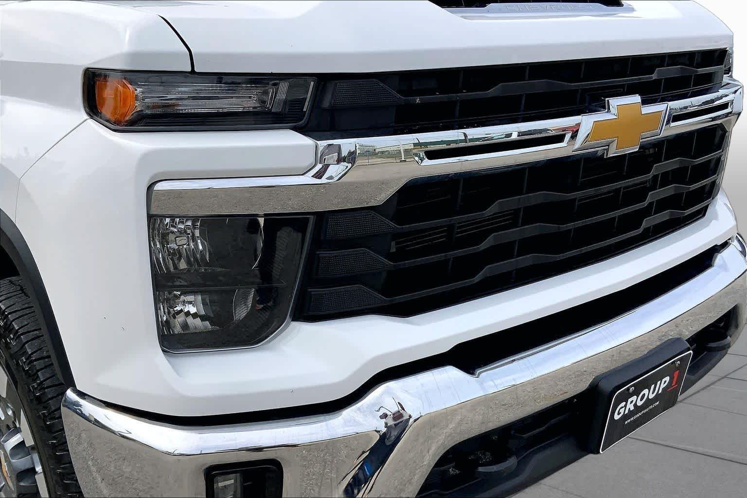 Used 2024 Summit White Chevrolet LT image 29