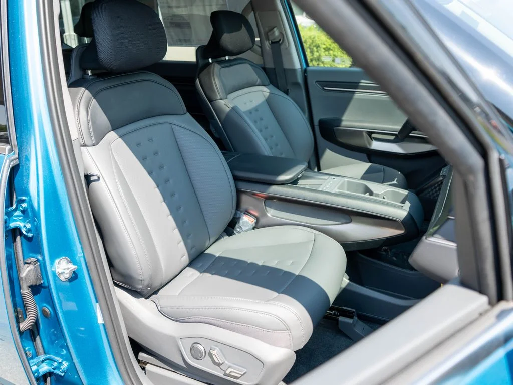 New 2026 Ocean Blue Kia Wind AWD image 9