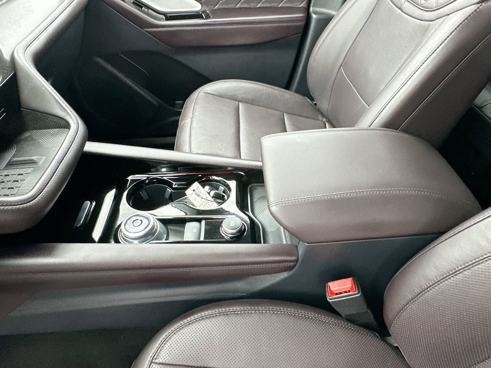 Used 2025 Gray Metallic Ford Platinum image 21