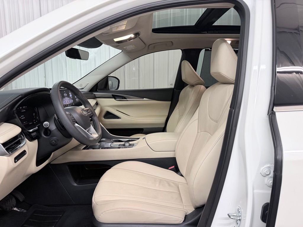 Used 2023 White INFINITI LUXE image 9