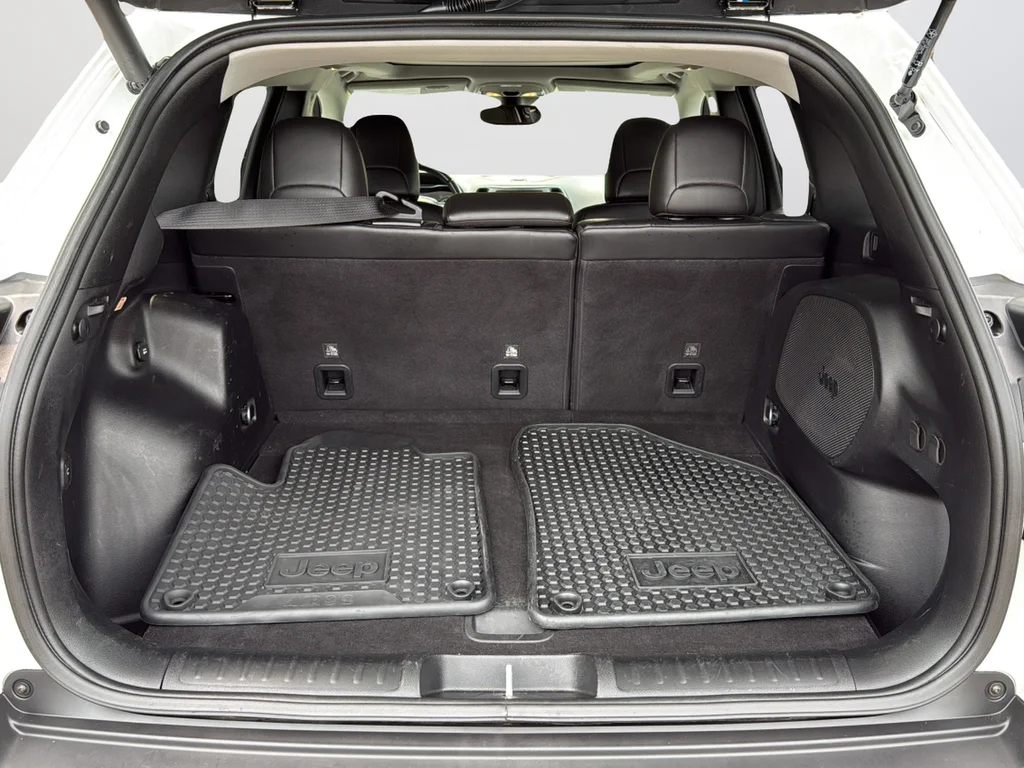 Used 2021 White Jeep Trailhawk image 27