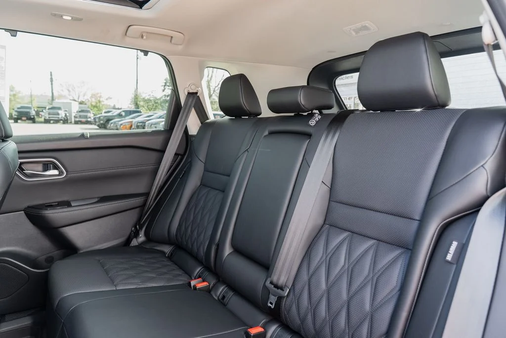 New 2026 Boulder Gray Pearl / Super Black Two-tone Nissan Platinum image 24