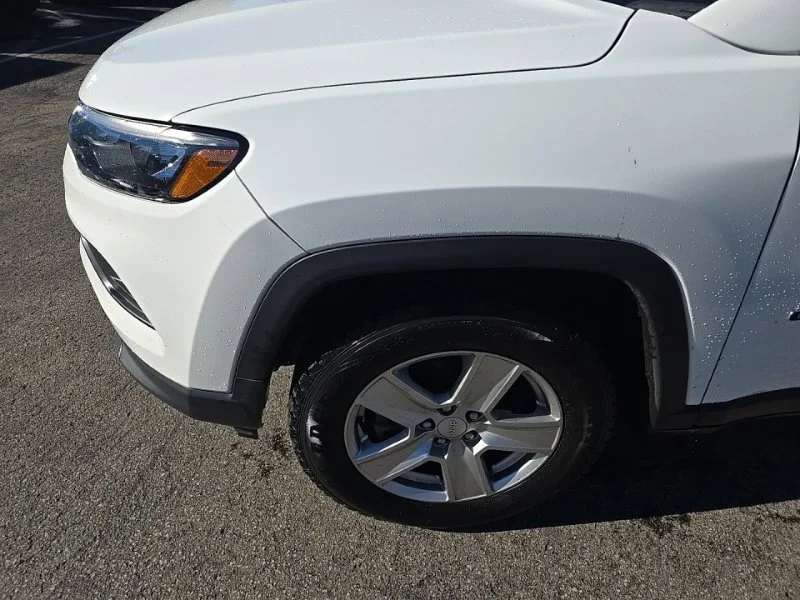 Used 2022 White Jeep Latitude image 10