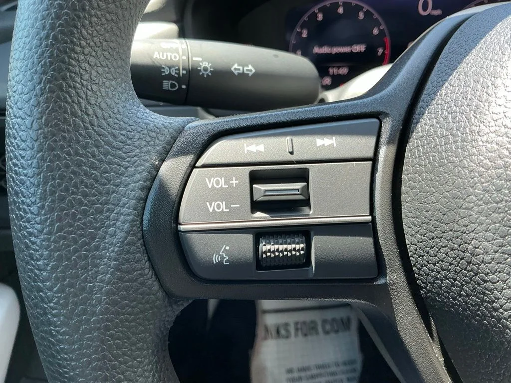 Used 2025 White Honda SE image 26