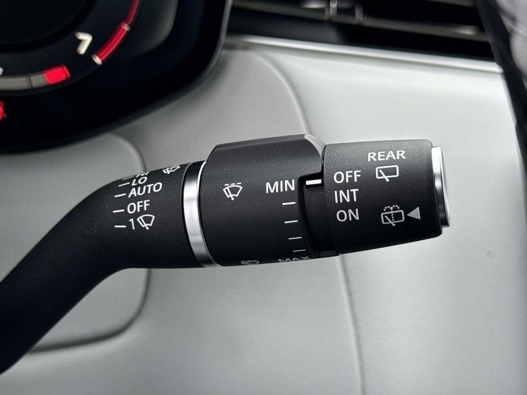 New 2026 Charente Grey Land Rover Dynamic SE image 9