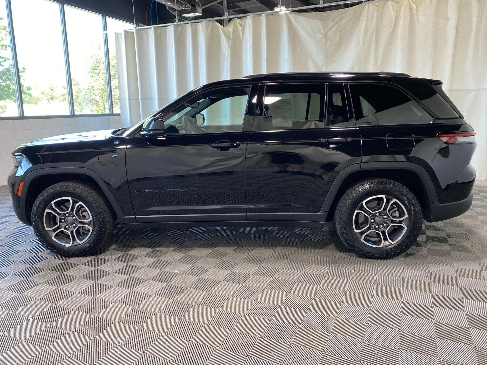 Used 2023 Diamond Black Crystal Pearlcoa Jeep Trailhawk 4xe image 4
