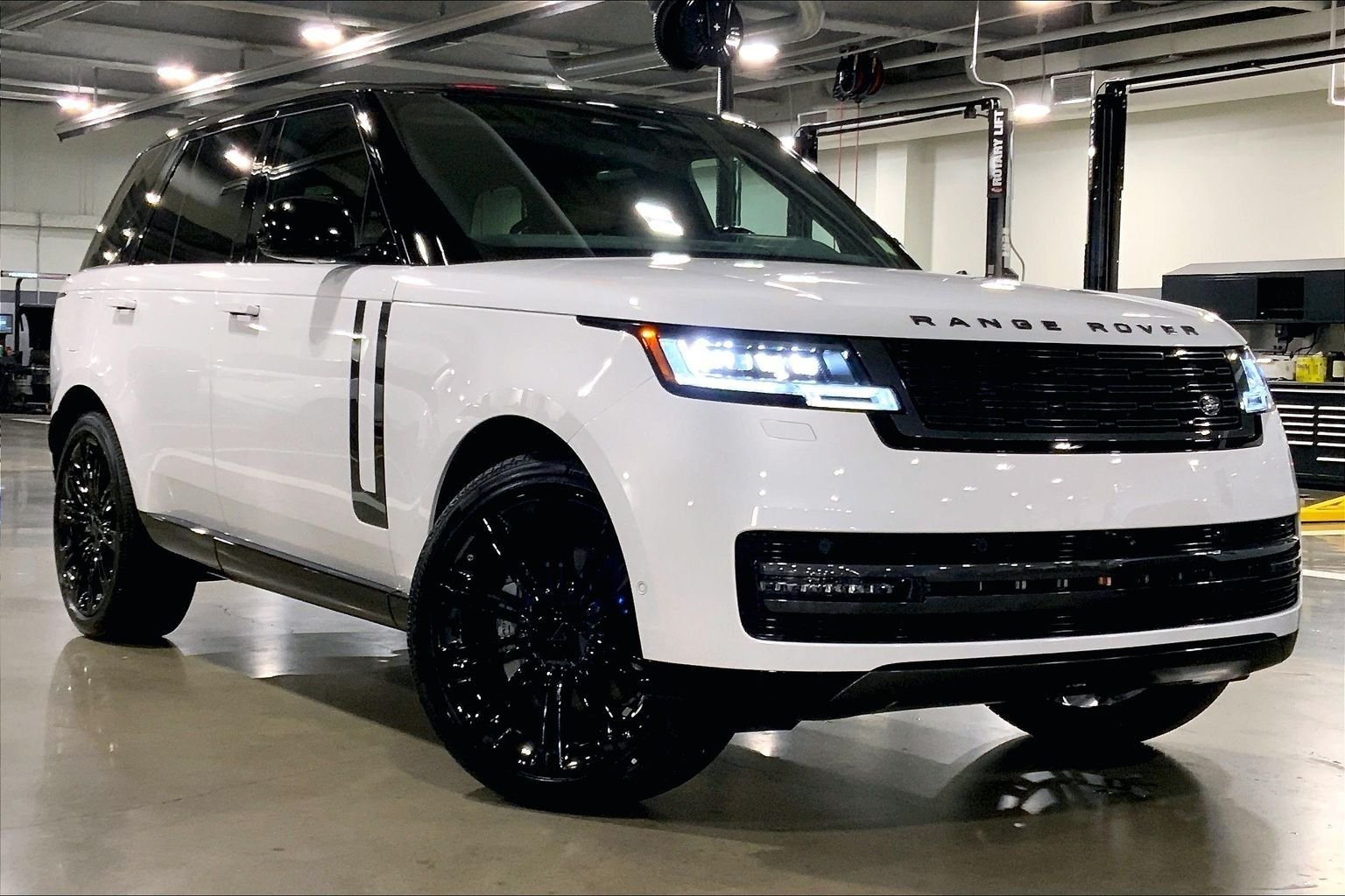 New 2026 Ostuni Pearl White LAND ROVER SE image 2