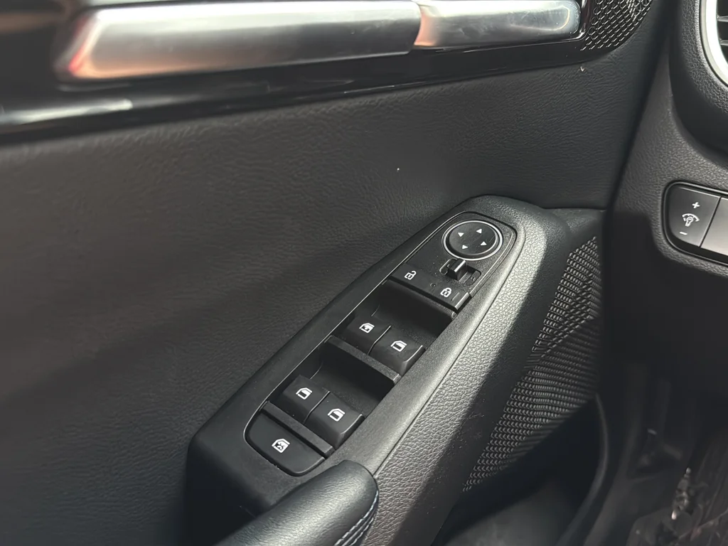 Used 2021 Snow White Pearl Kia S image 11