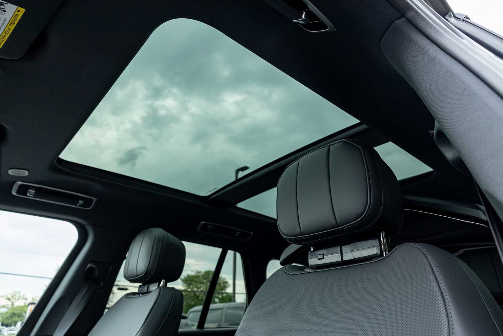 New 2026 Carpathian Grey Land Rover SE image 29
