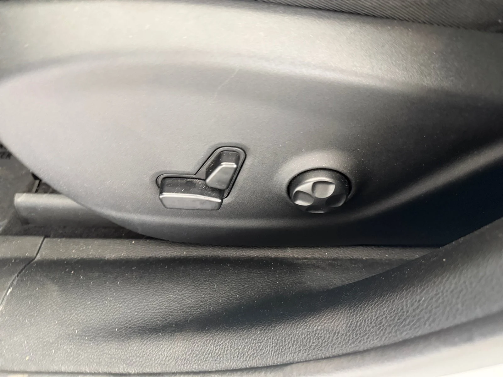Used 2019 Bright White Clearcoat Jeep Limited image 9