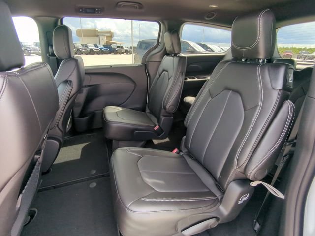 New 2027 Bright White Clear-Coat Exterior Paint Chrysler Select image 17