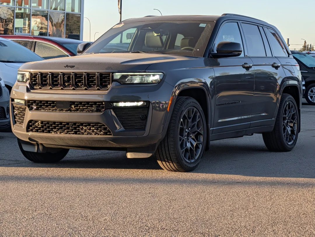 New 2026 Grey Jeep Summit - - 4x4 - Advanced ProTech Group IV - Palermo Leather Seats - Head-Up Display & More! image 4