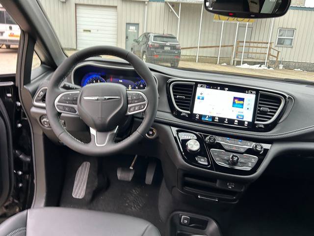 2026 Chrysler Pacifica Select - Photo 11