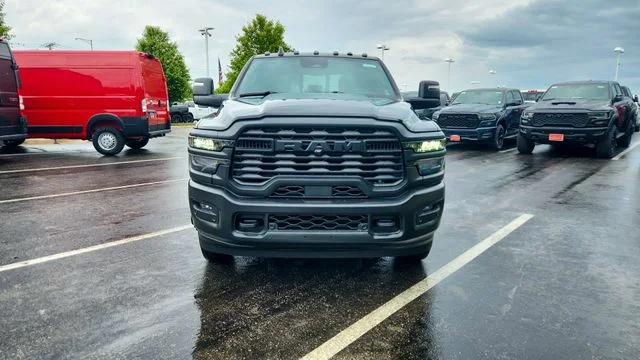 New 2026 Diamond Black Crystal Pearl-Coat Exterior Paint RAM Tradesman image 3