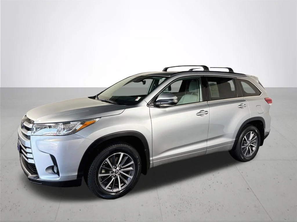 Used 2018 Silver Toyota XLE image 2