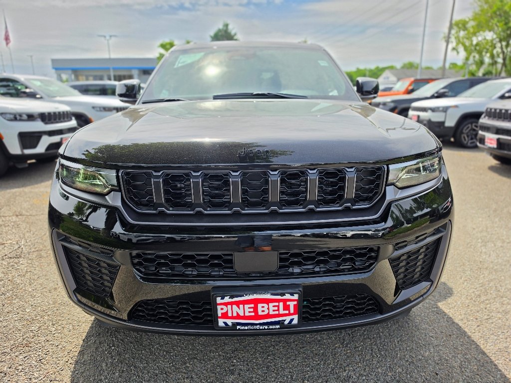 New 2026 Diamond Black Crystal Pearl-Coat Exterior Paint Jeep Laredo image 7