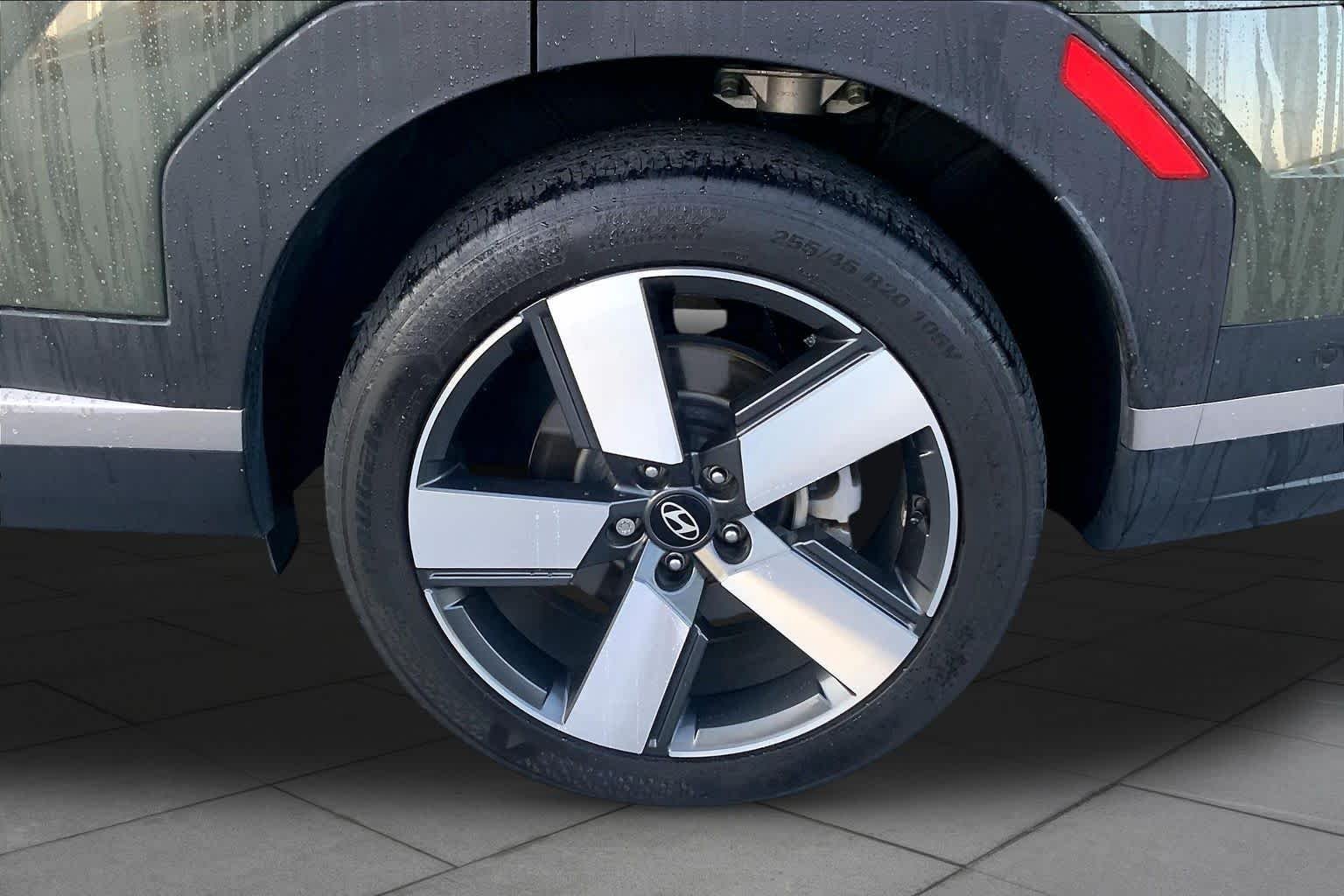 Used 2024 Rockwood Green Hyundai Limited image 10