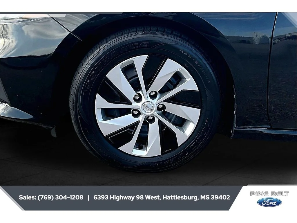 Used 2019 Super Black Nissan 2.5 S image 7