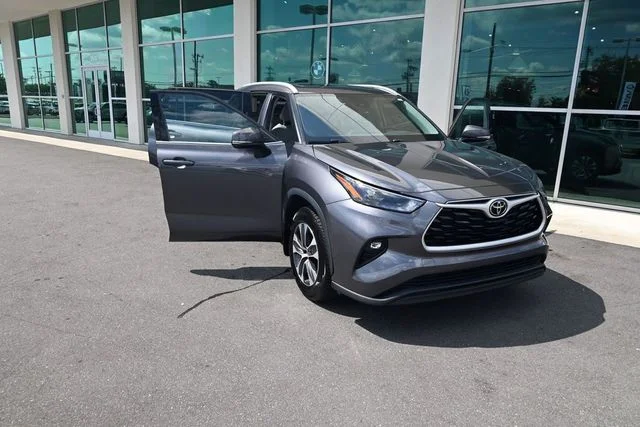 Used 2022 Gray Toyota XLE image 31
