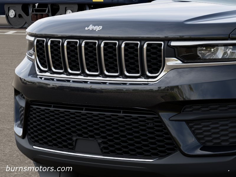 New 2026 Diamond Black Crystal Pearl-Coat Exterior Paint Jeep Laredo image 11