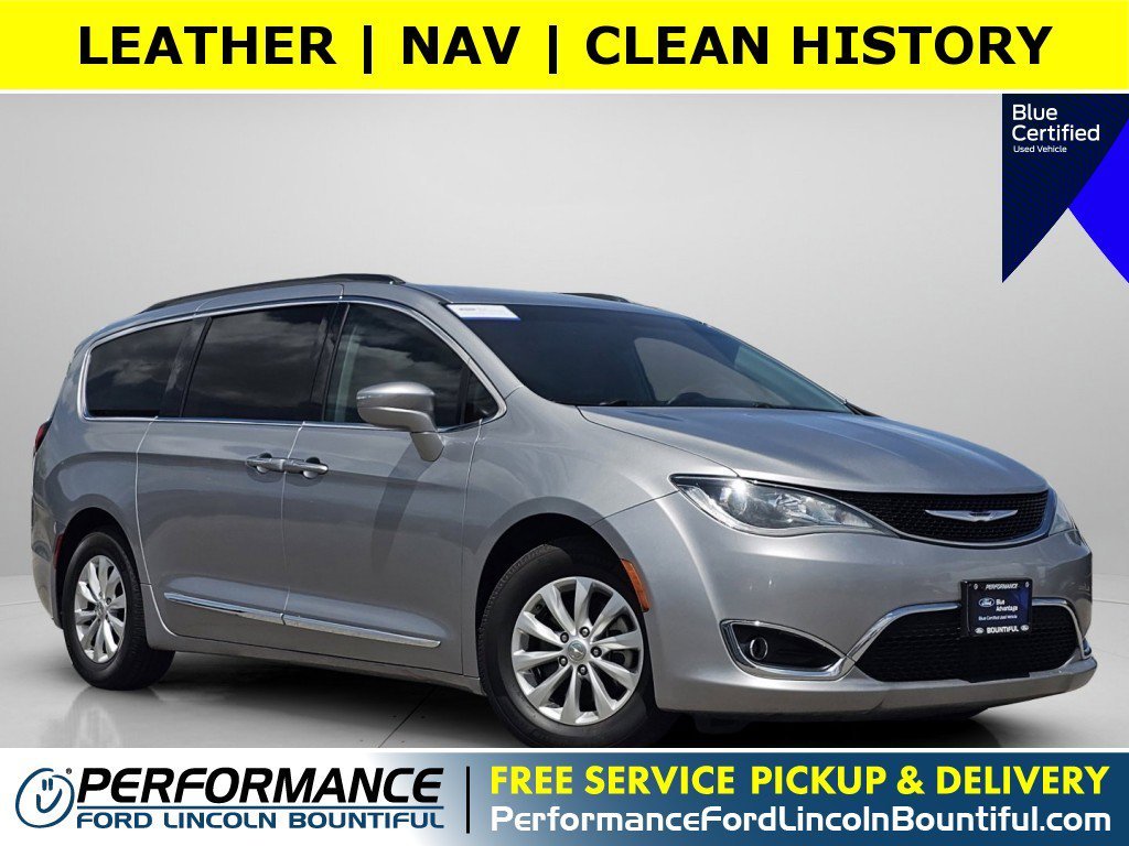 2017 Chrysler Pacifica Touring-L's photo