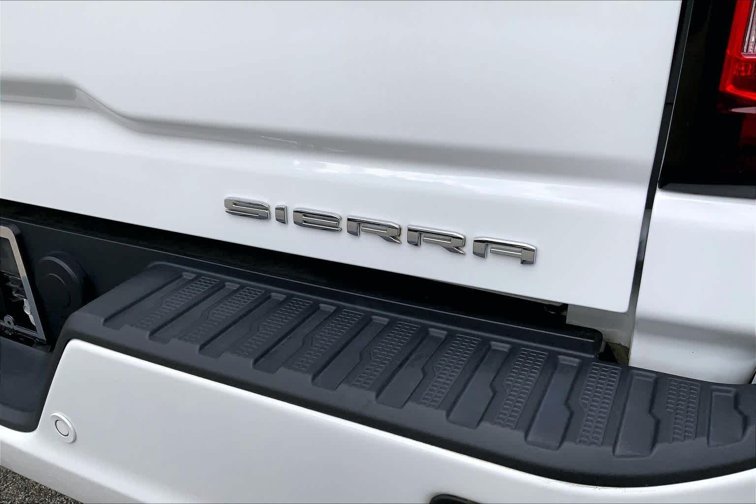Used 2021 Summit White GMC Denali image 31