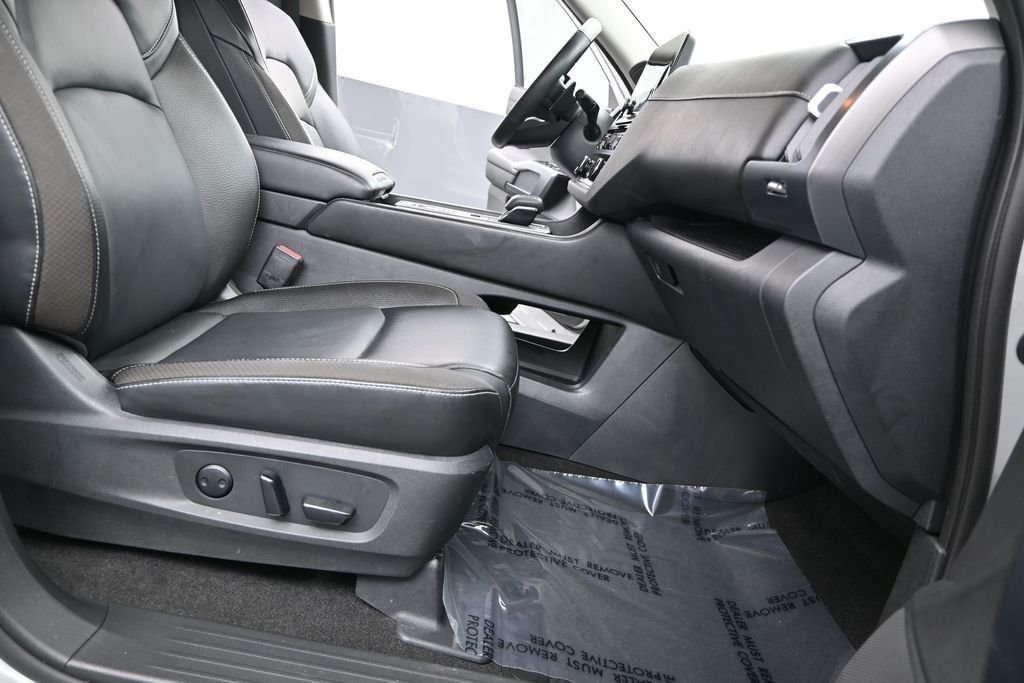 Used 2023 Silver Nissan SL image 17