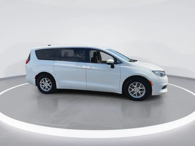 Used 2021 White Chrysler L image 2