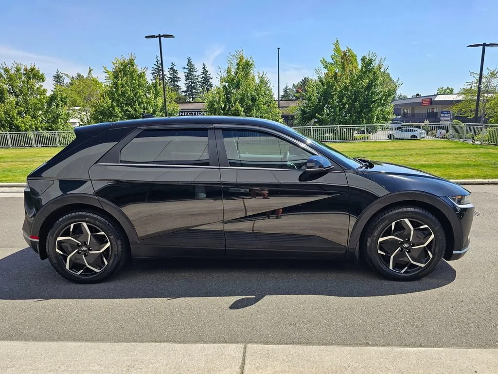 Used 2022  Hyundai SE image 6