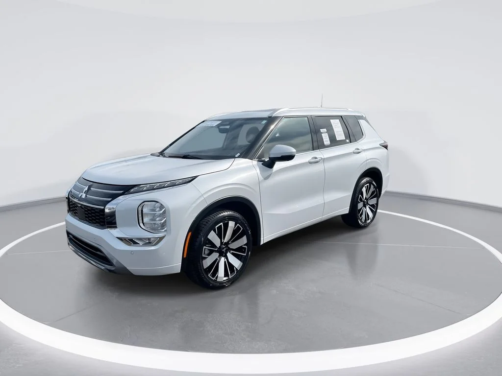 Used 2025 Silver Mitsubishi SEL image 4