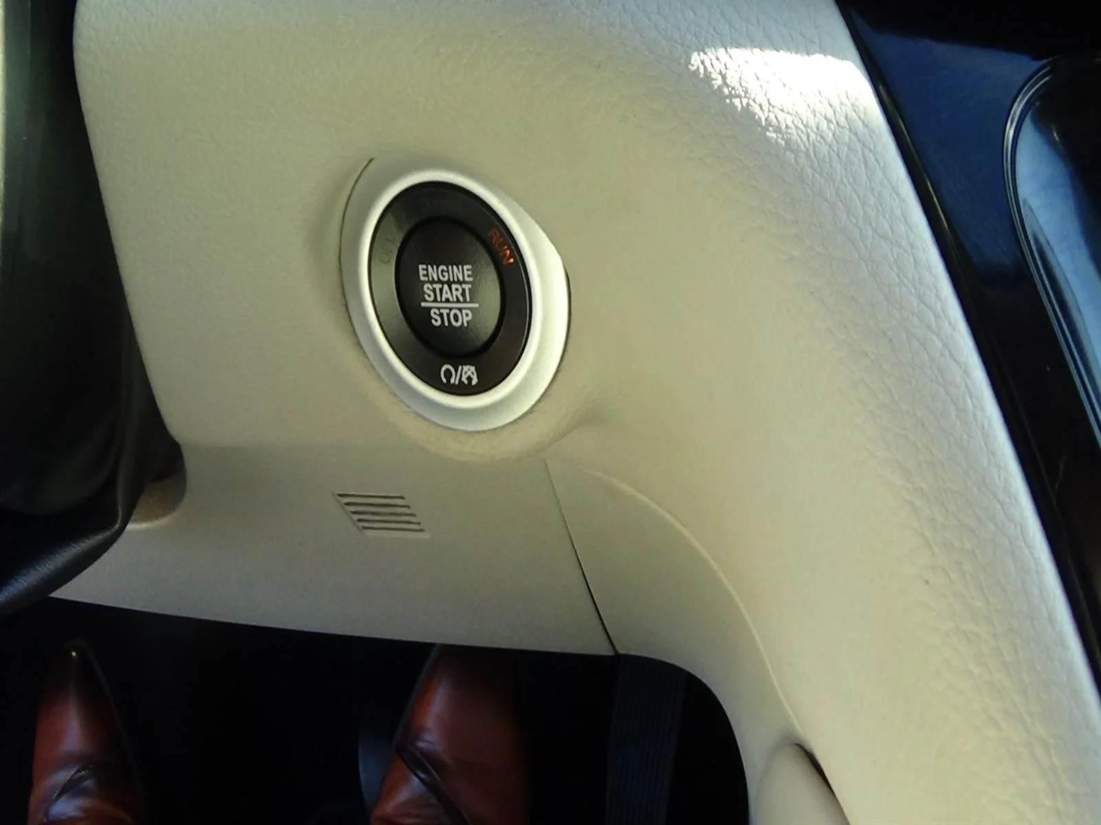 Used 2024 Bright White Clear Coat (pw7) Chrysler Limited image 36