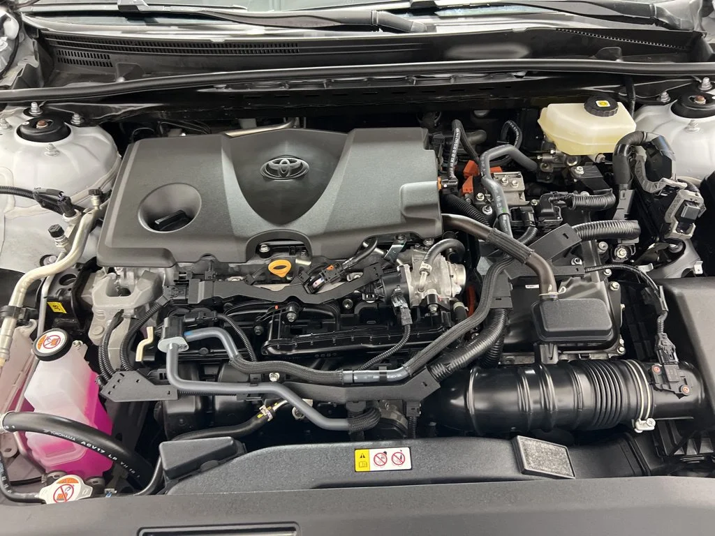 Used 2025 White Toyota LE image 27