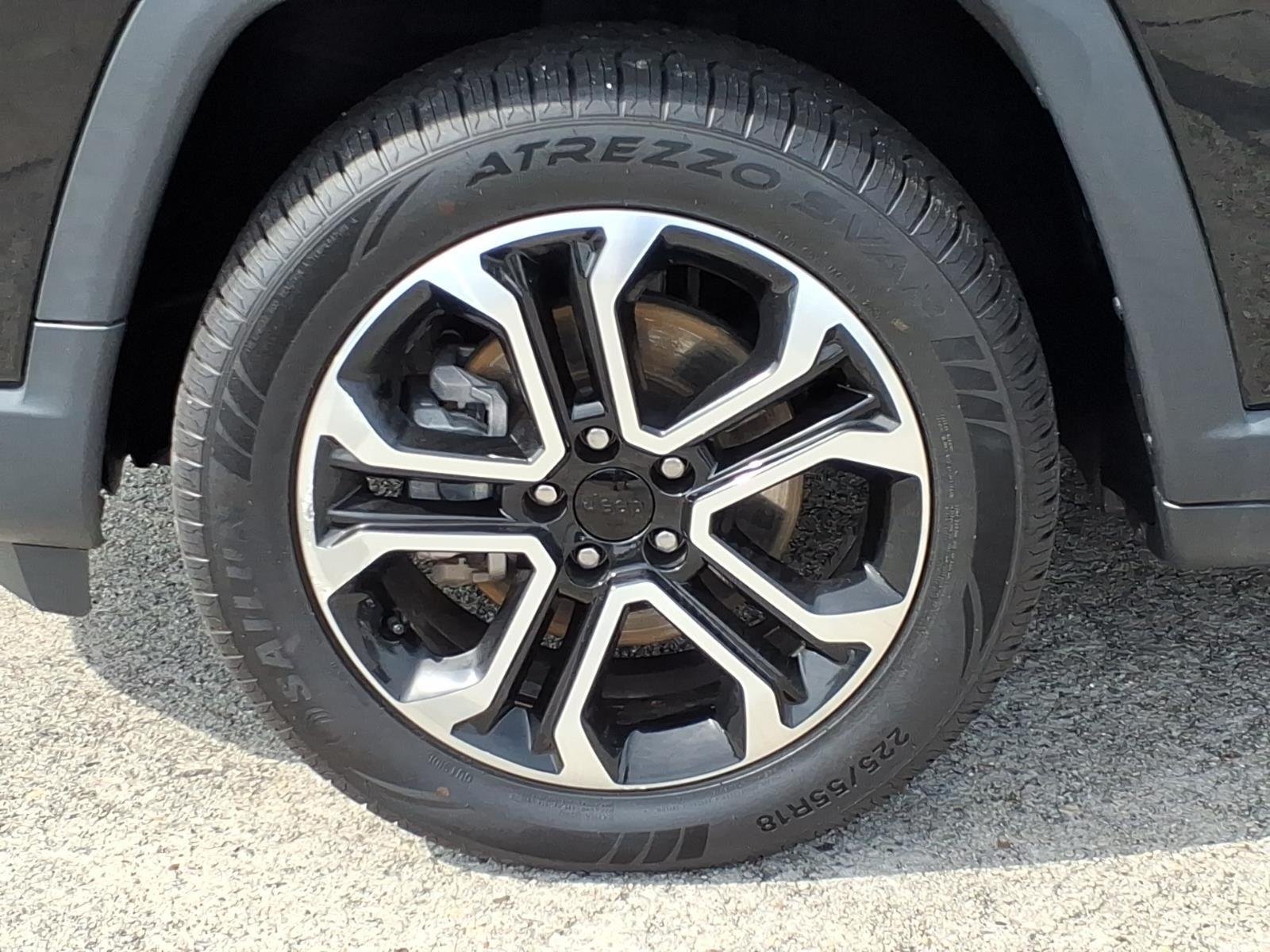 Used 2022 Diamond Black Crystal Pearlcoat Jeep Limited image 4