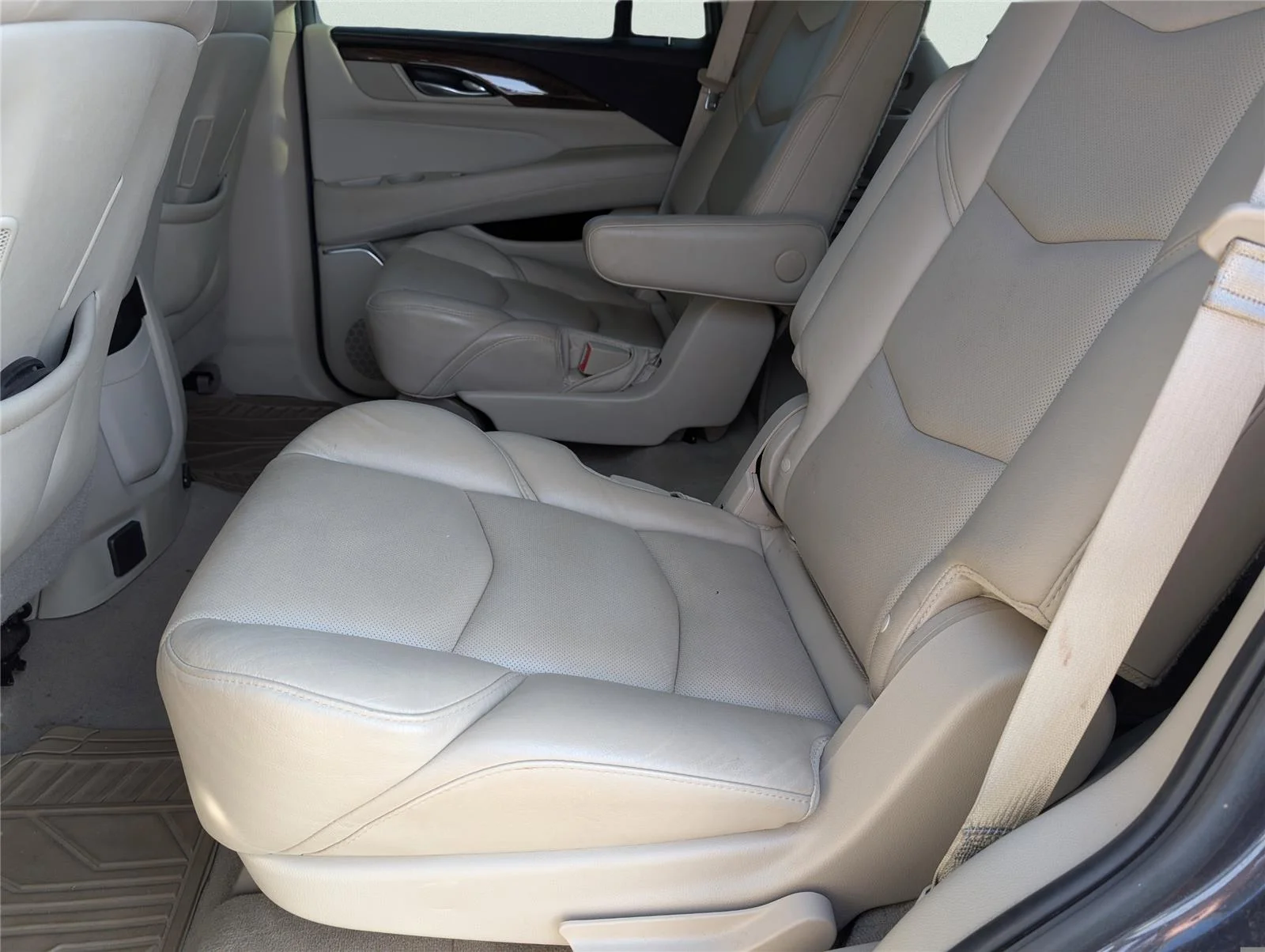 Used 2018 DARK GRANITE METALLIC Cadillac Luxury image 29