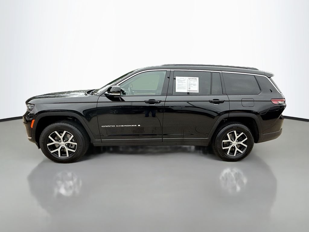 Used 2025 Diamond Black Crystal Pearlcoat Jeep Limited image 4