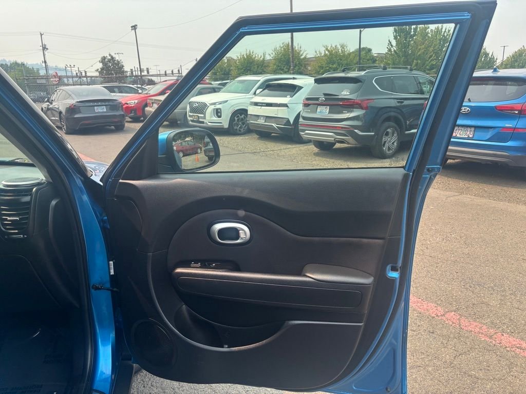 Used 2016 Blue Kia Plus image 8