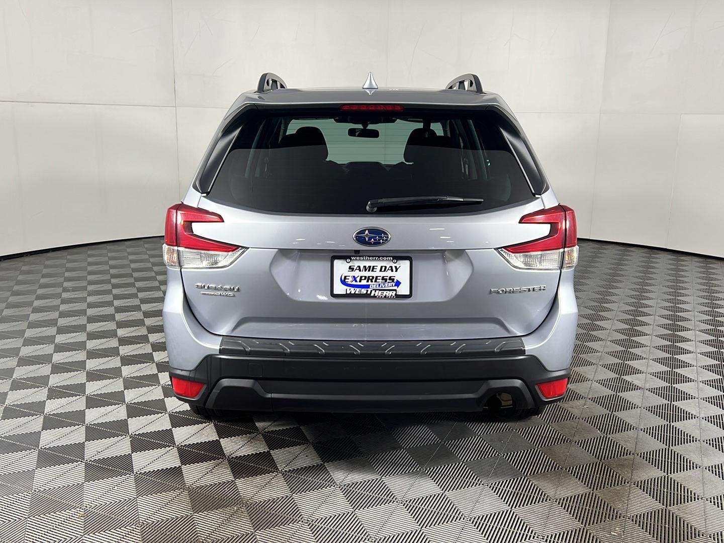 Used 2023 Ice Silver Metallic Subaru Premium image 31
