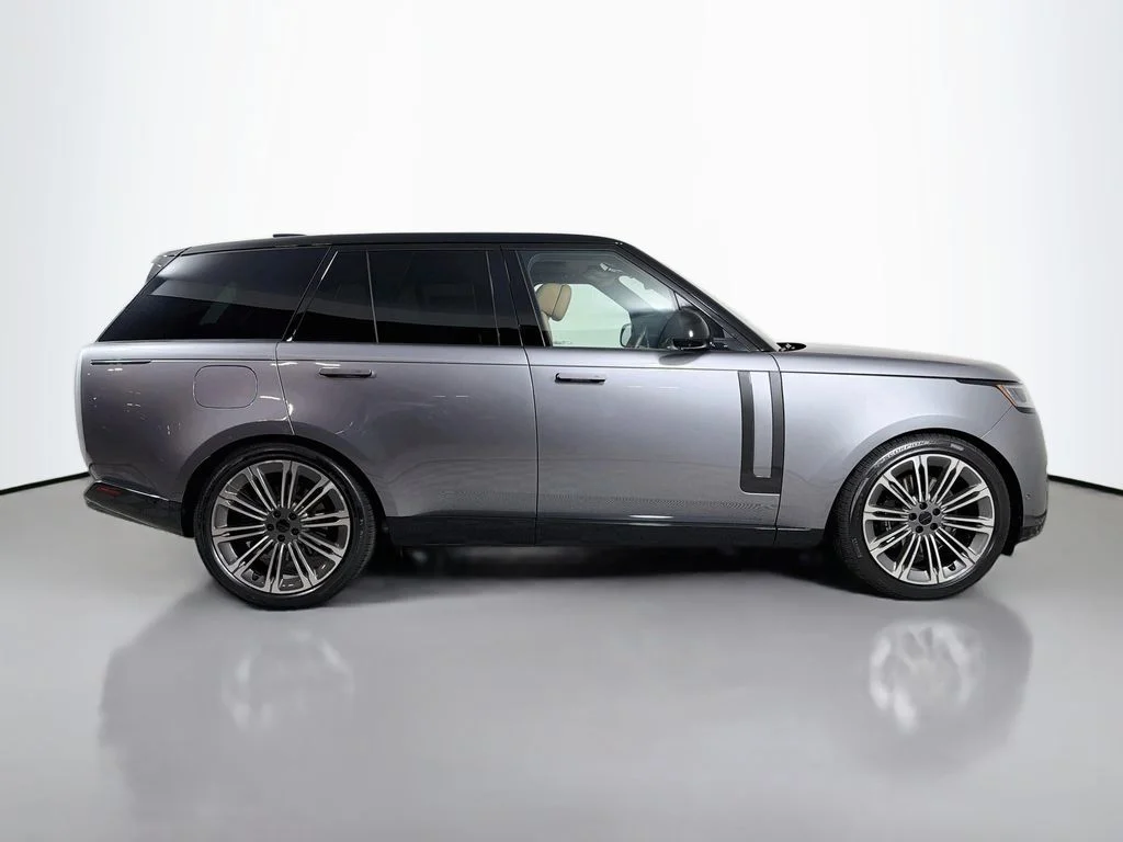 New 2026 Eiger Grey Land Rover SE image 4
