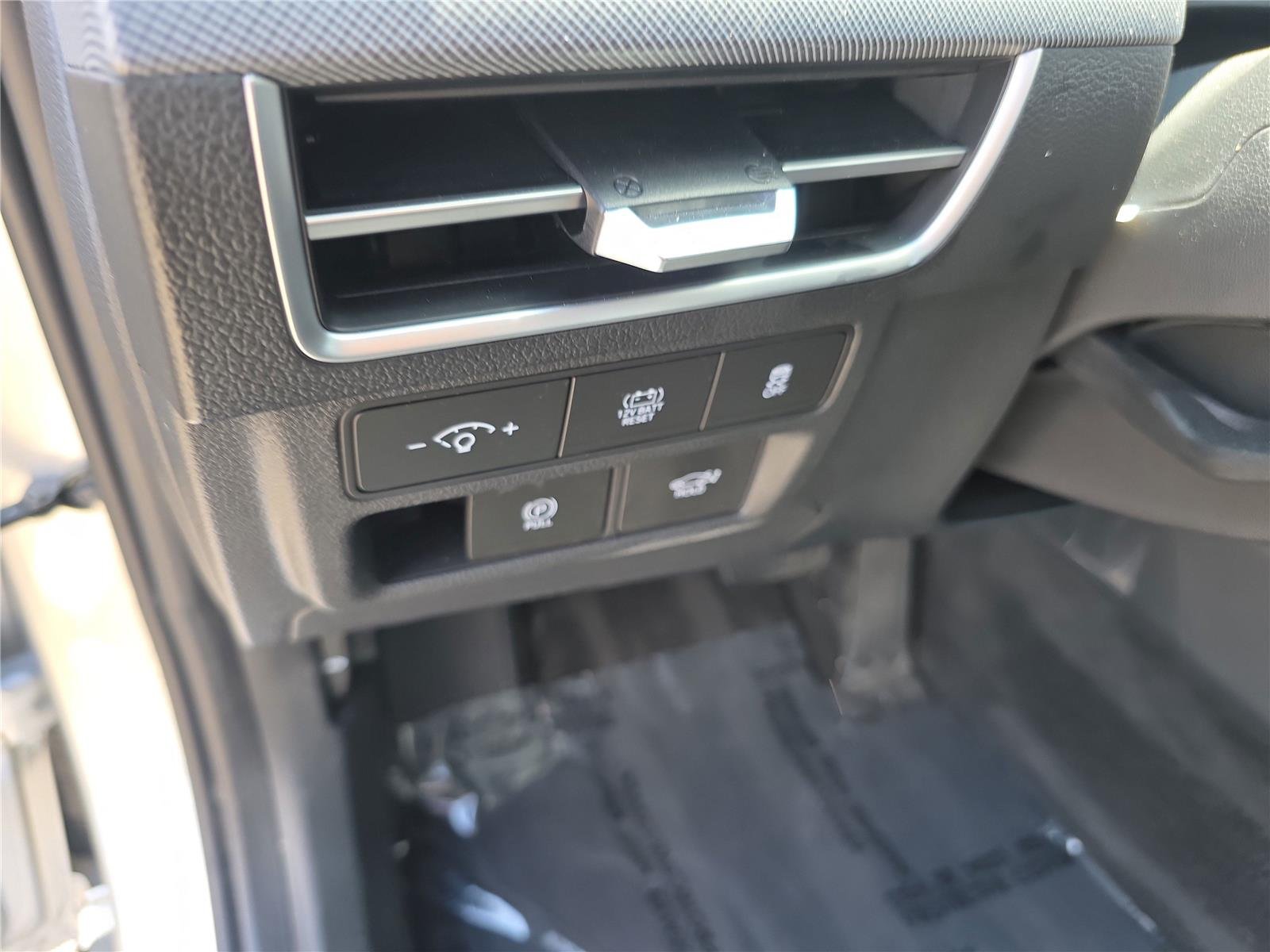 Used 2025 Aero Silver Hyundai Limited image 43