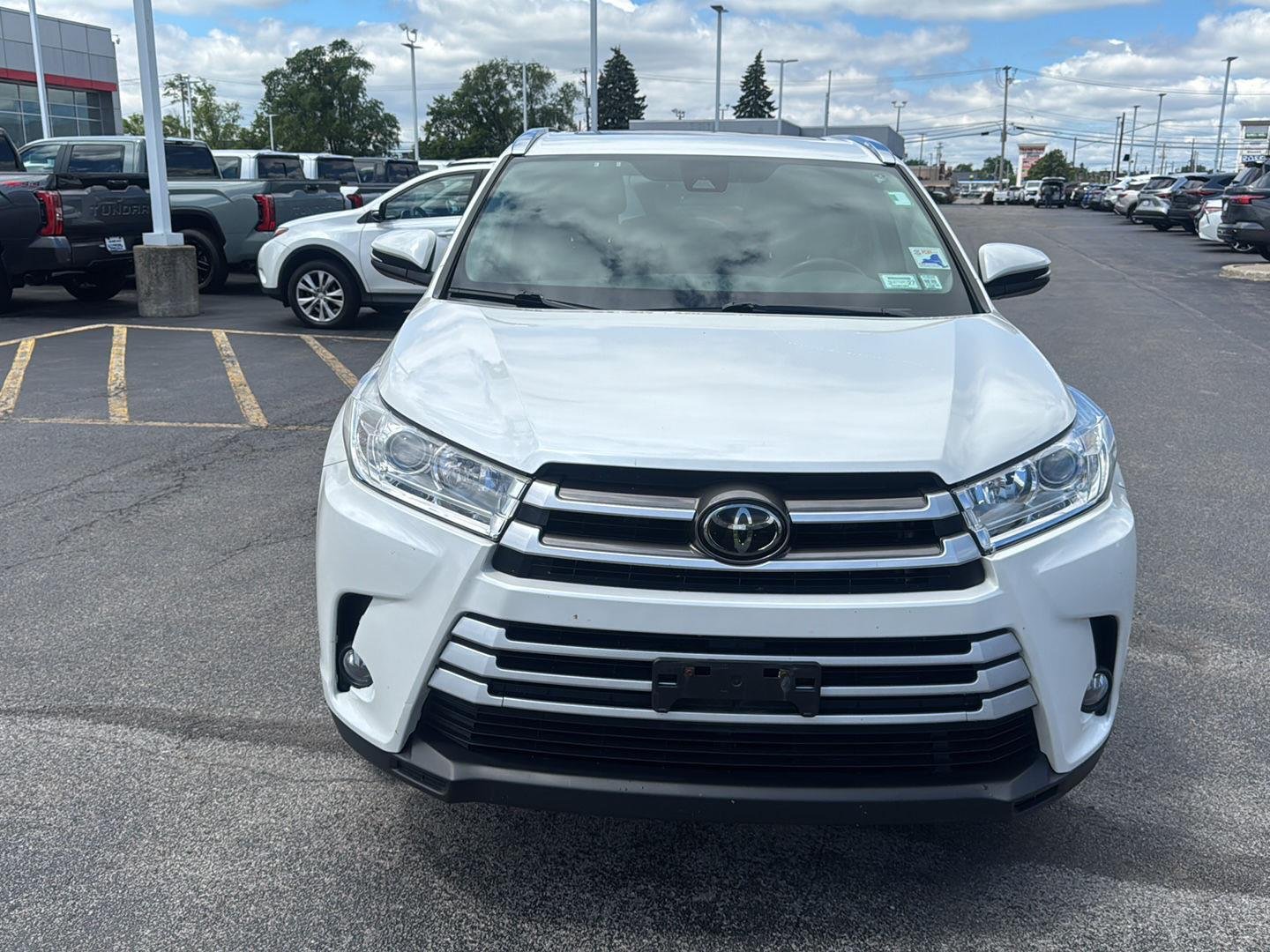 Used 2018 Blizzard Pearl Toyota XLE image 2