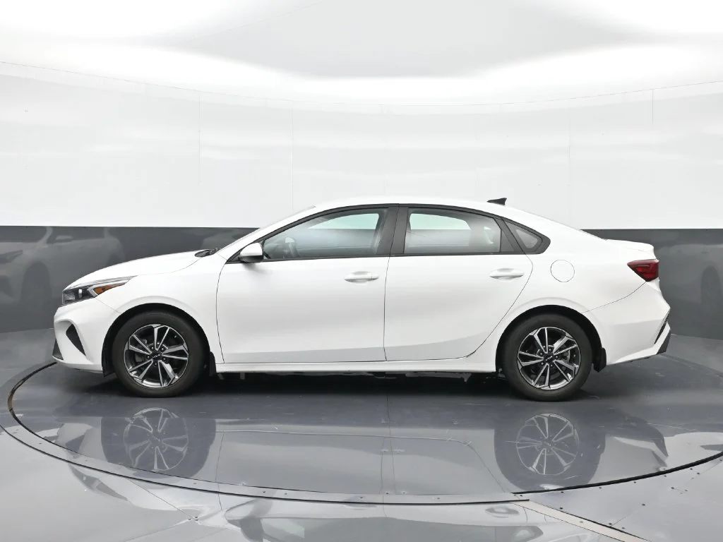 Used 2023 White Kia LXS image 3