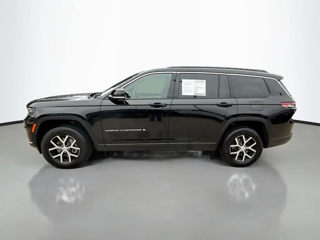 Used 2025 Diamond Black Crystal Pearlcoat Jeep Limited image 4