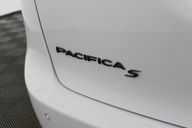 New 2026 Bright White Clear-Coat Exterior Paint Chrysler Select image 31