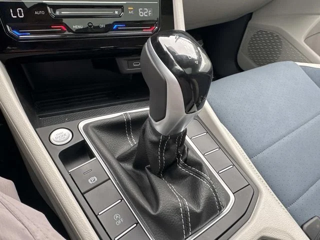 2025 Volkswagen Jetta SE - Photo 18