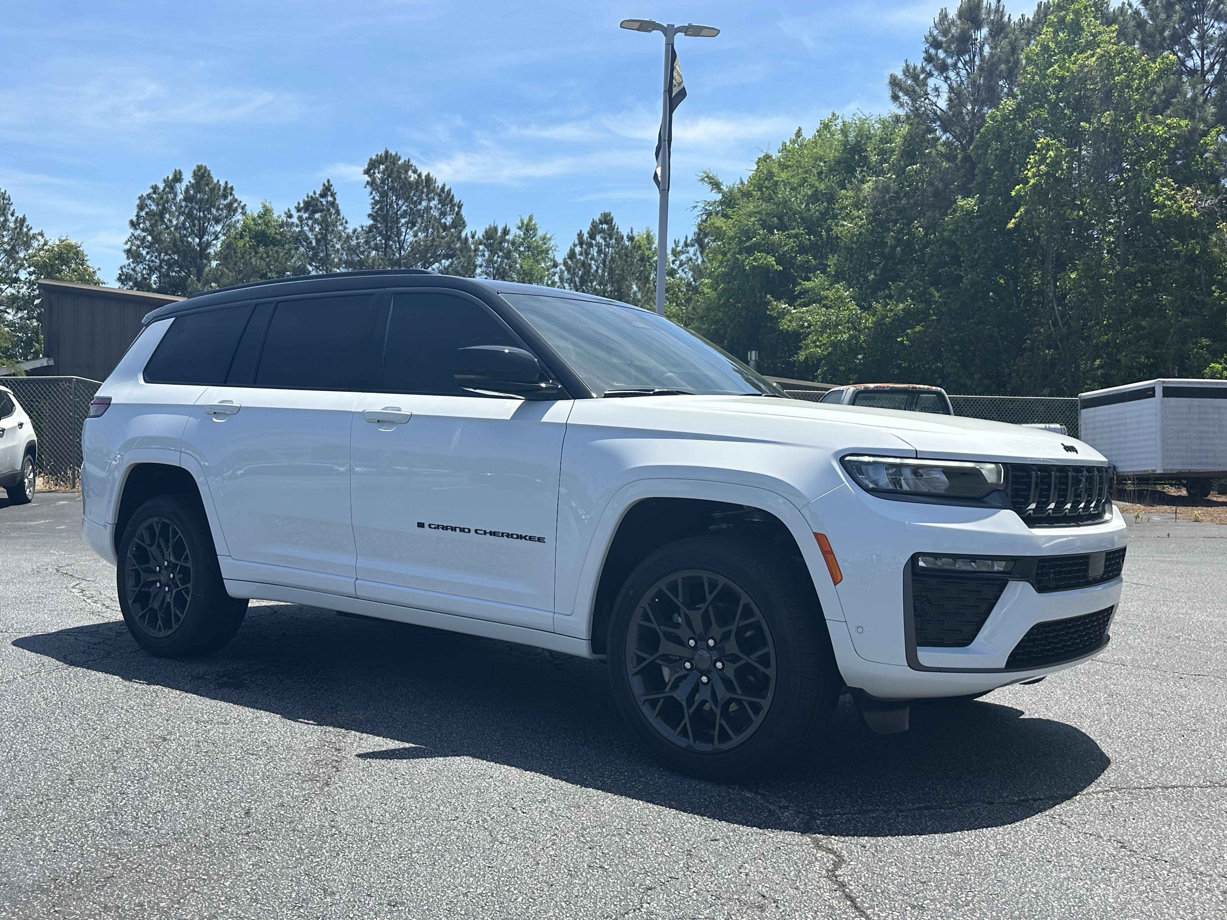 New 2026 Bright White Clear-Coat Exterior Paint Jeep Summit image 2