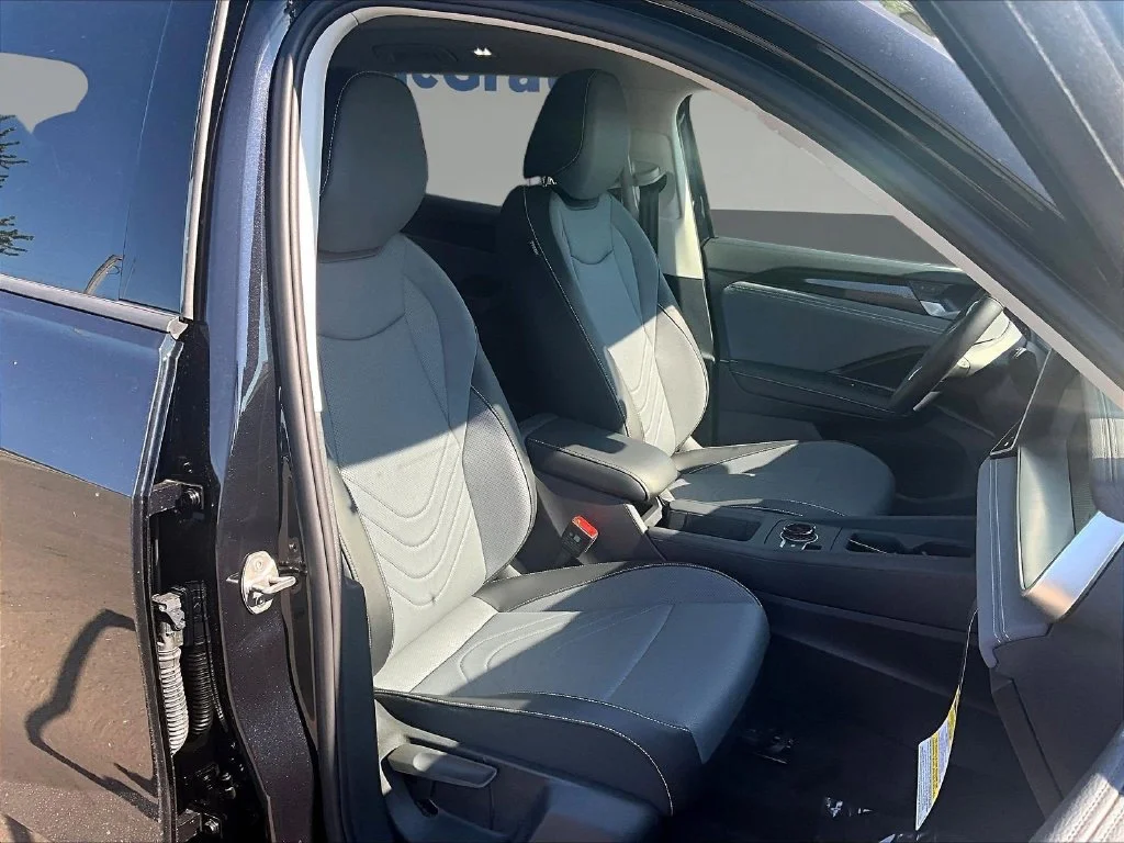 New 2026 Deep Black Pearl Volkswagen 2.0T SE image 14