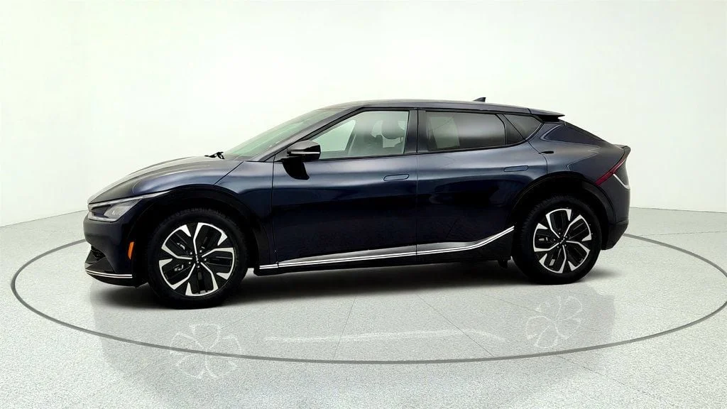 Used 2023 Gravity Blue Kia Wind RWD image 8
