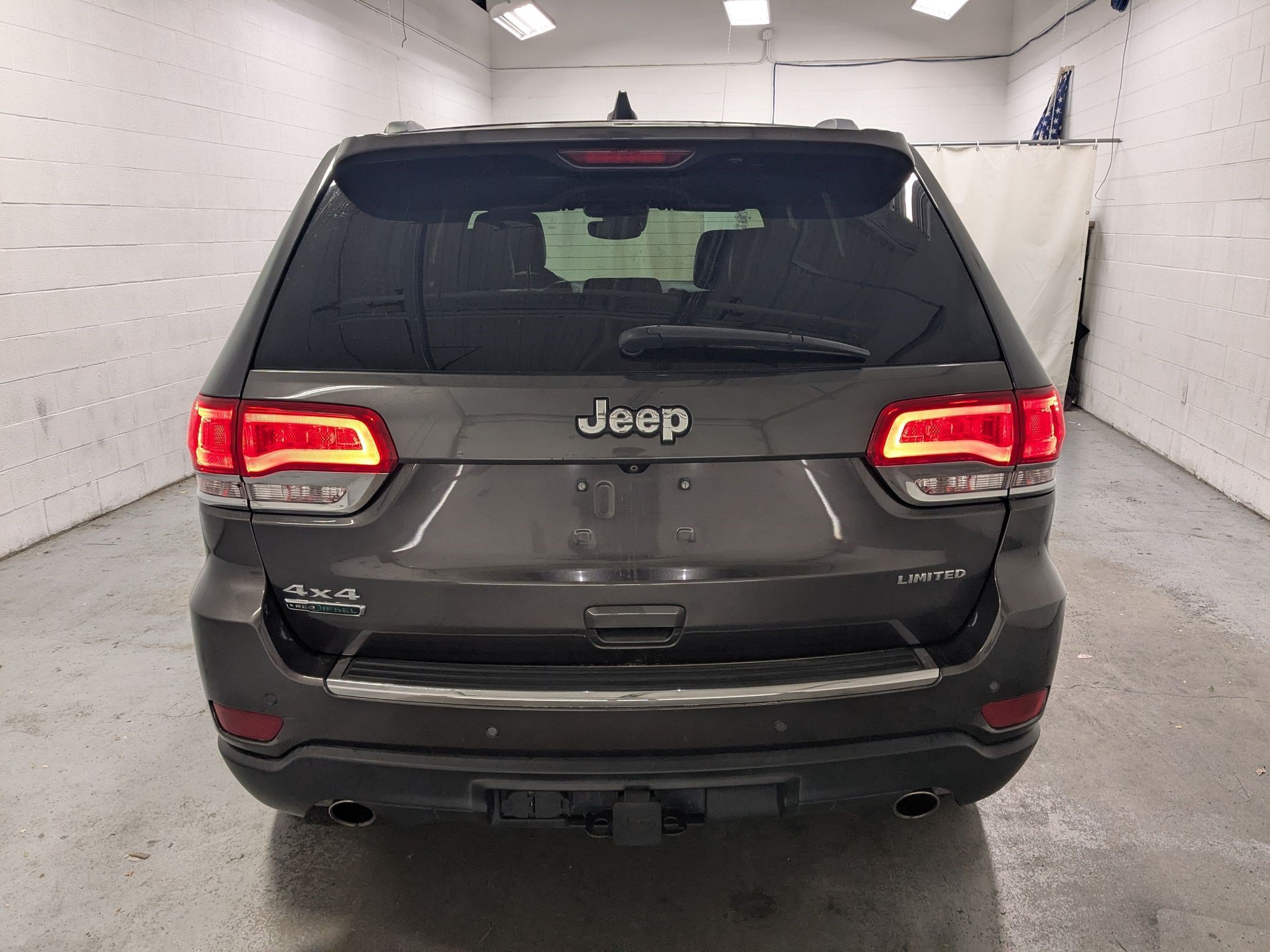 Used 2018 Granite Crystal Metallic Clearcoat Jeep Limited image 5